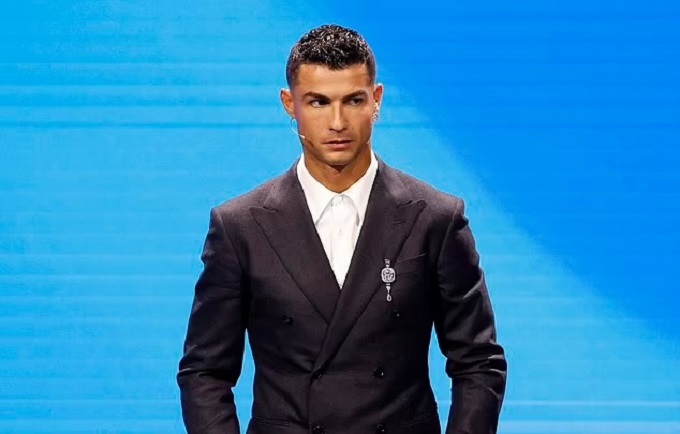 Ronaldo không hề vui dù làm nhiệm vụ ở lễ bốc thăm